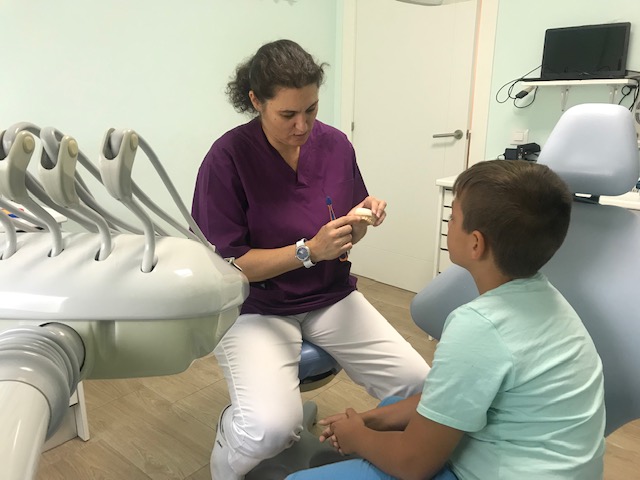 ENSEÑA A TUS HIJOS A CEPILLARSE LOS DIENTES CORRECTAMENTE