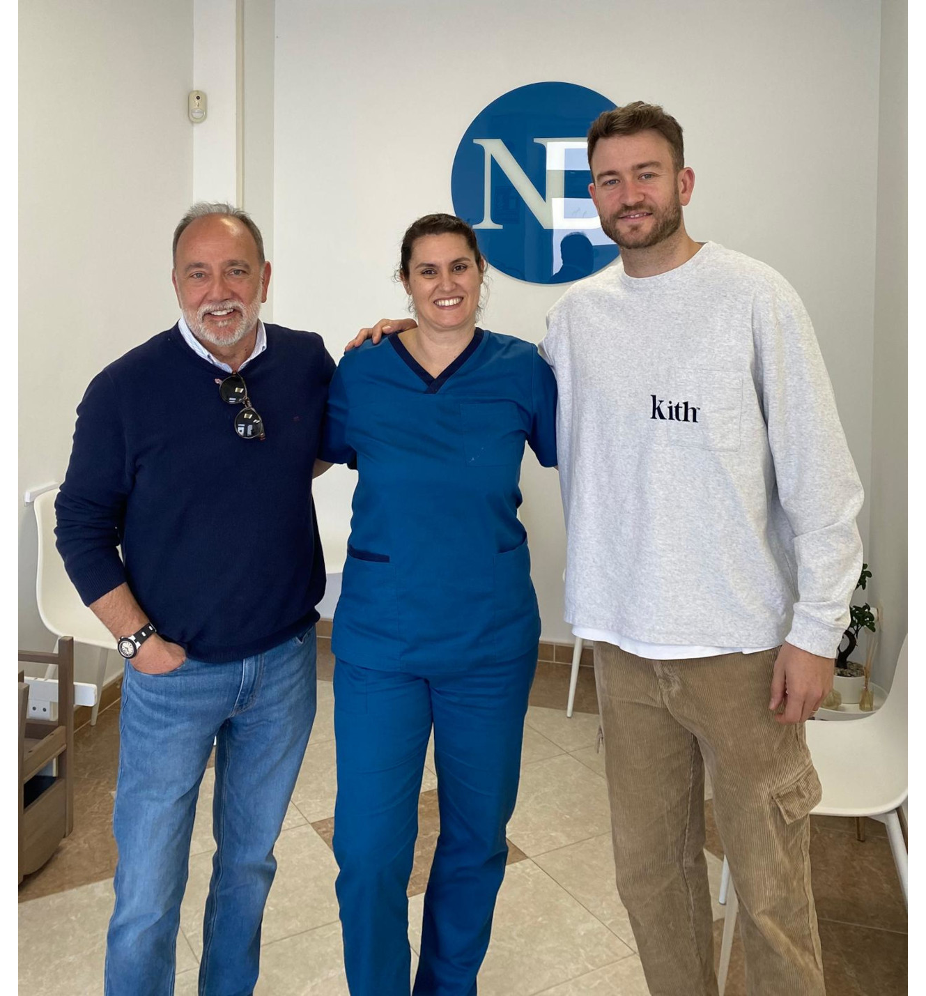 Dra. Tania Álvarez con Gonzalo Pérez de Vargas y su padre en Clínica New Dental Toledo