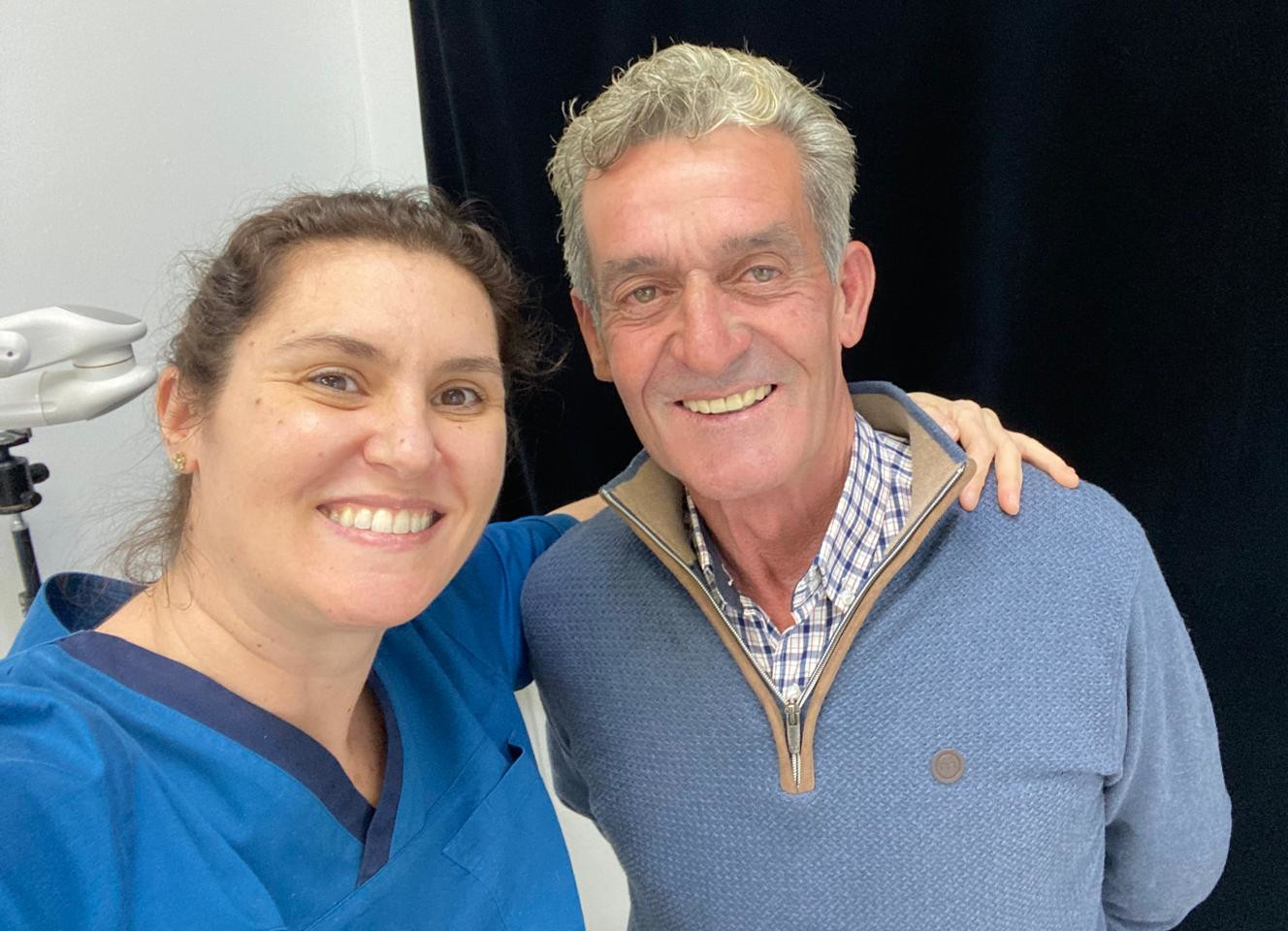 La doctora Tania Álvarez sonríe junto al paciente José Carlos tras finalizar su tratamiento de puente de circonio en Clínica New Dental Toledo